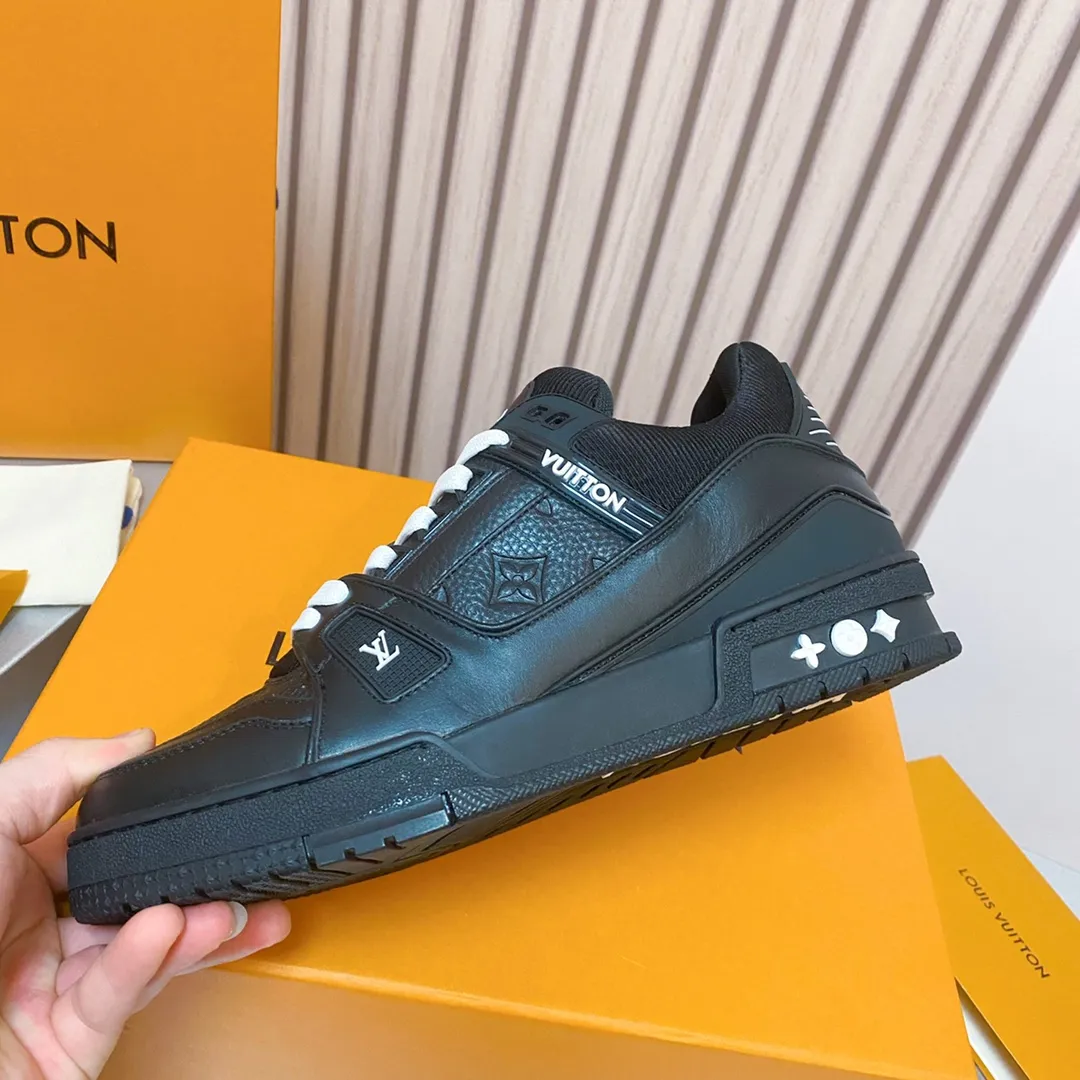 👟👟Ex-factory price 840👟👟 Lujia LV Trainer series Classic hot-selling sneakers are originally developed and heavily invested in quality building. The eye-catching innovation in the upgrading and re-engineering project. The upper is made of finely selected calf leather. Craftsmanship details: topstitching, handwritten notes. LV letters on the tongue and side. Louis Vuitton logo on the side in handwriting. Luggage tag on the side. LV on the back. U👟👟Ex-factory price cycling upcycled logo The outsole is decorated with Monogram flowers The outsole is all original T👟👟Ex-factory price U material, extremely high-grade and super wear-resistant Sixe: 35~46